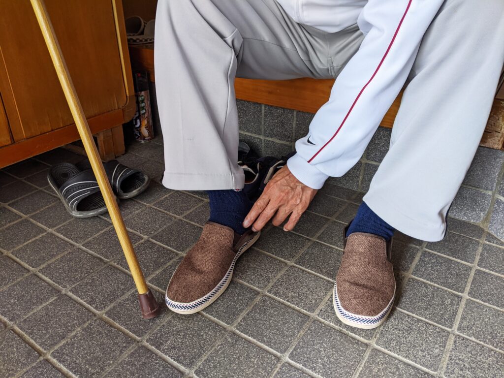 靴を履く高齢男性