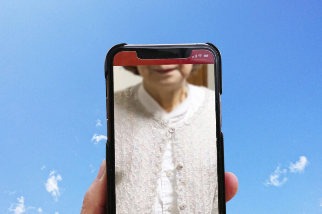 スマートフォンに写る高齢女性の写真