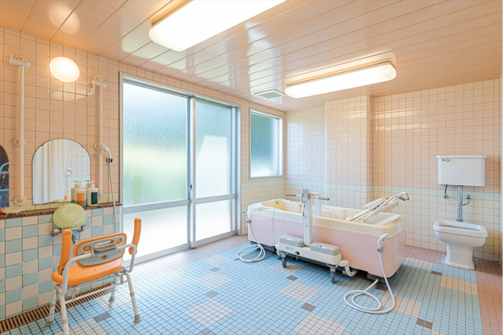 介護施設の大きな浴室の奥に寝たきりの方が入浴できる機械浴があります