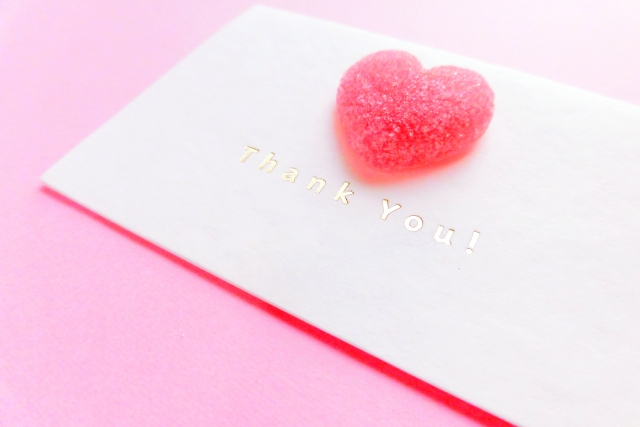 Thank You!と書かれた封筒に、ピンクのハートが置かれている