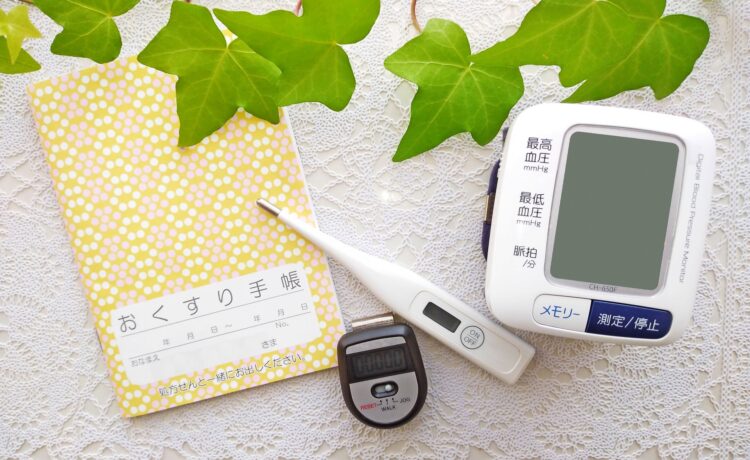 血圧計と体温計と冊子