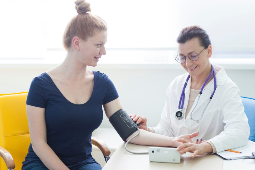 女医と血圧を測る女性